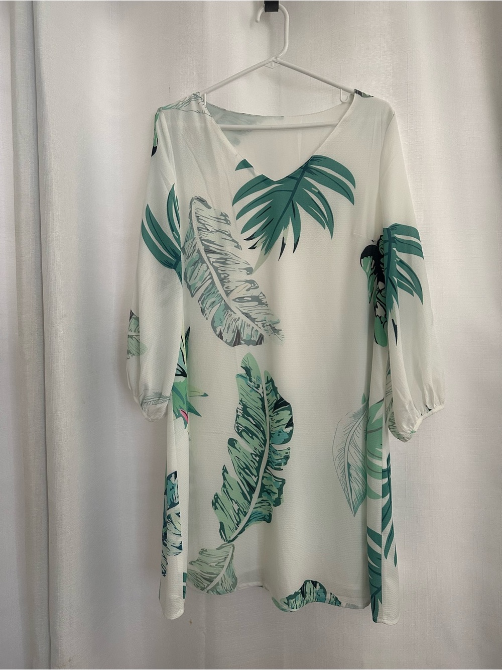Woman Flowy Summer V- Neck Dress with Print Size Large Two Splits on Each Sleeve